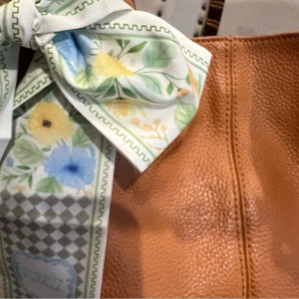 Elegant Currie & Pelle Tan Leather Handbag with Gold Accent